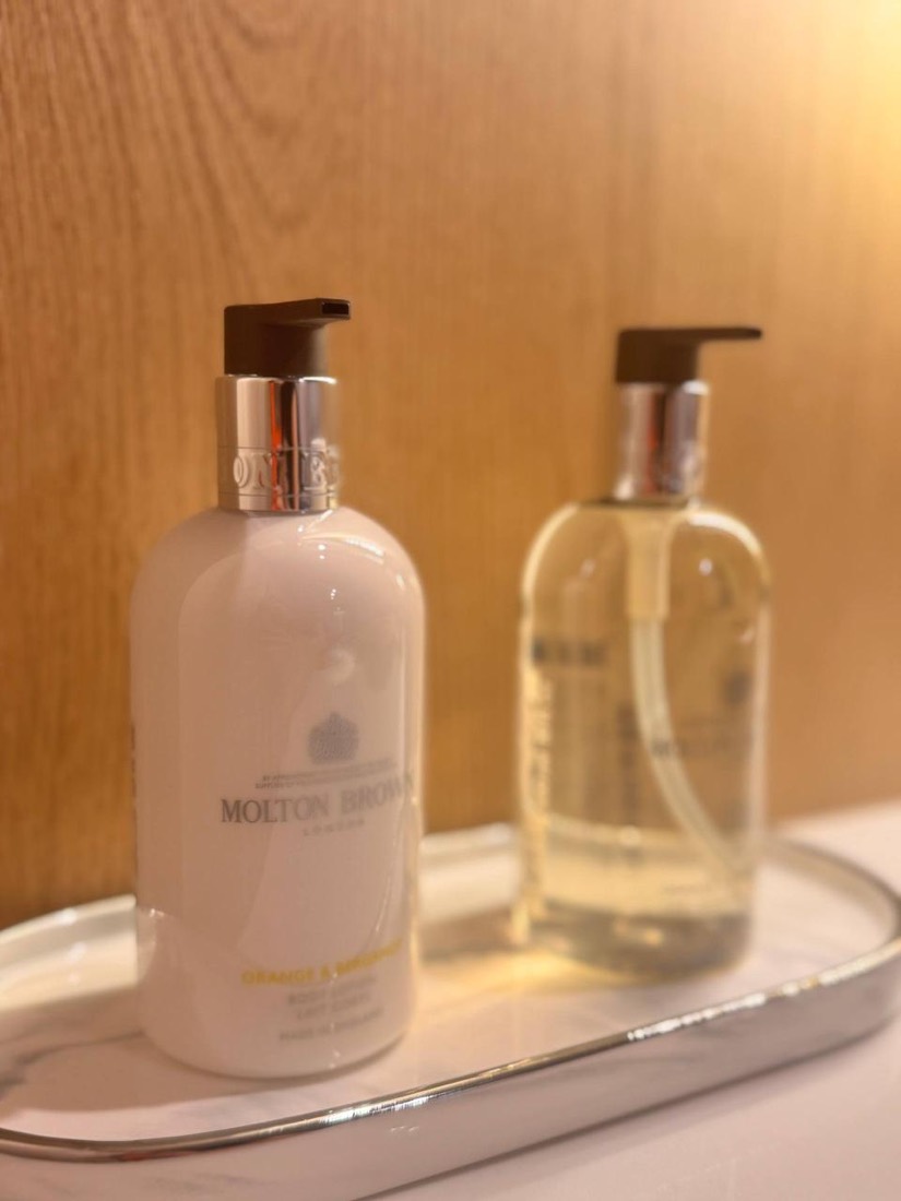 瑞典式精油疗程护理室内配备的精油与洗护用品
